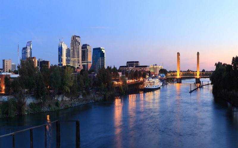 如何高效设计美国线路建设中的网络拓扑，确保系统性能与稳定性